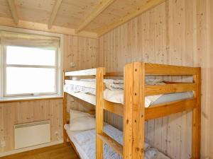 Narivoodi või narivoodid majutusasutuse Three-Bedroom Holiday home in Vestervig 1 toas
