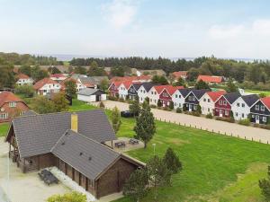 een luchtzicht op een dorp met huizen bij 10 person holiday home on a holiday park in Blåvand