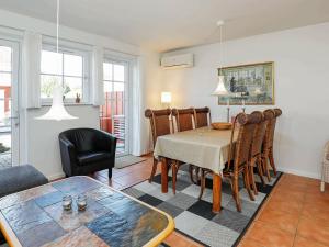 4 person holiday home in Bl vand في بلافاند: غرفة معيشة مع طاولة طعام وكراسي
