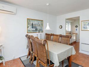 uma sala de jantar com mesa e cadeiras em 4 person holiday home in Bl vand em Blåvand