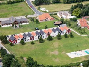 una vista aérea de una casa con patio en 8 person holiday home on a holiday park in Bl vand, en Blåvand