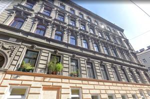 duży budynek z doniczkami w obiekcie Modern 2Br Apartments - Full Kitchen - Schönbrunn Area - 15 Mins to City Center w Wiedniu