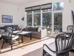 Posezení v ubytování 14 person holiday home in Glesborg-By Traum