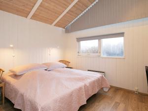 Kama o mga kama sa kuwarto sa Five-Bedroom Holiday home in Løkken 6