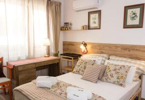 Легло или легла в стая в Rustic Interior in a Modern 2-Bedroom Apartment