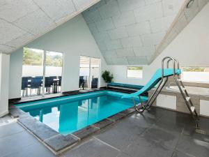 einem Pool mit Rutsche in einem Gebäude in der Unterkunft 20 person holiday home in R m in Toftum