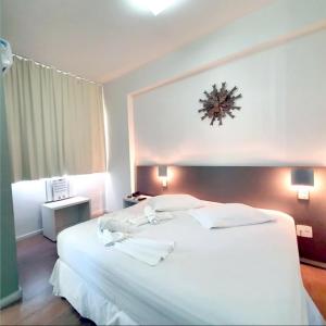 Un pat sau paturi într-o cameră la Excellence Comfort Hotel