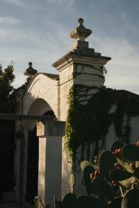 un edificio con una estatua encima en Masseria Torremossa, en Fasano