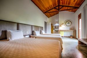 Giường trong phòng chung tại Aruanã Eco Praia Hotel