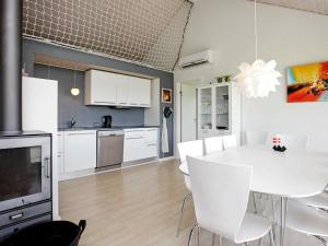 Brovstにある6 person holiday home in Brovstのキッチン、ダイニングルーム(白いテーブル、椅子付)