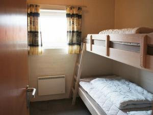 1 Schlafzimmer mit 2 Etagenbetten und einem Fenster in der Unterkunft 6 person holiday home in Bl vand in Blåvand