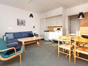 Nhà bếp/bếp nhỏ tại 4 person holiday home on a holiday park in Fanø