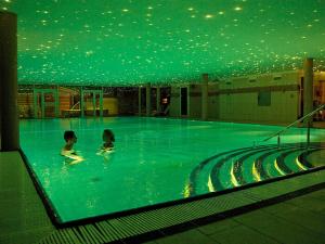 6 person holiday home on a holiday park in Gråsten tesisinde veya buraya yakın yüzme havuzu
