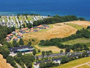 una vista aérea de un complejo cerca del océano en 5 person holiday home on a holiday park in Aabenraa, en Aabenraa
