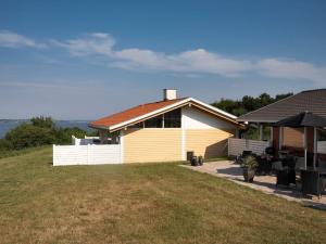 una casa con césped delante en 7 person holiday home in Aabenraa, en Aabenraa