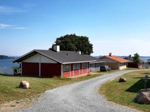 una casa rossa e bianca su una strada sterrata di 7 person holiday home in Aabenraa a Aabenraa