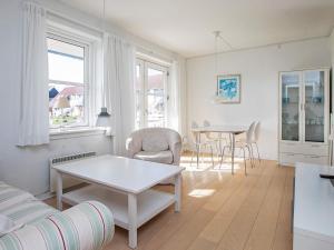 - un salon avec un canapé et une table dans l'établissement 4 person holiday home on a holiday park in Borre, à Borre