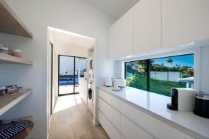 Η κουζίνα ή μικρή κουζίνα στο Airlie Bay View