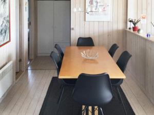 ロンストラップにある6 person holiday home in Hj rringのカンファレンスルーム(木製テーブル、黒い椅子付)
