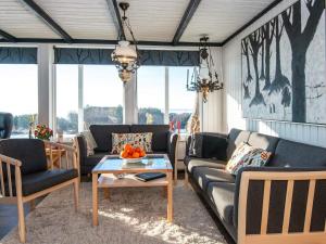 - un salon avec un canapé et une table dans l'établissement 7 person holiday home in Knebel, à Skødshoved Strand