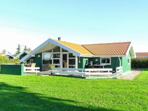 オテルプにある6 person holiday home in Otterupの赤屋根の緑家