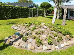 Nørre Hurupにある6 person holiday home in Hadsundの庭の岩植物庭園