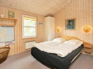 Postel nebo postele na pokoji v ubytování 8 person holiday home in Sæby-By Traum