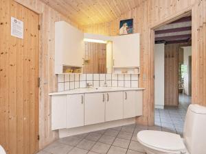 Kuchyň nebo kuchyňský kout v ubytování 8 person holiday home in Sæby-By Traum