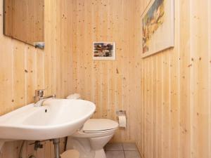Koupelna v ubytování 8 person holiday home in Sæby-By Traum