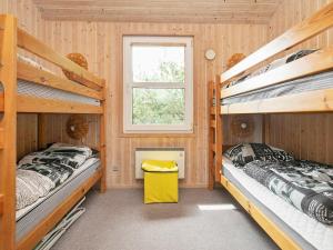 Postel nebo postele na pokoji v ubytování 8 person holiday home in Sæby-By Traum