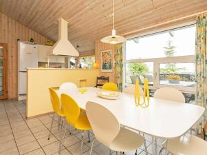Kuchyň nebo kuchyňský kout v ubytování 8 person holiday home in Sæby-By Traum