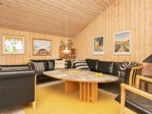 Posezení v ubytování 8 person holiday home in Sæby-By Traum