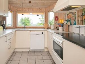 Kuchyň nebo kuchyňský kout v ubytování 8 person holiday home in S by