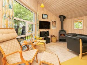 TV a/nebo společenská místnost v ubytování 8 person holiday home in Sæby-By Traum