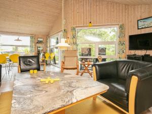 TV a/nebo společenská místnost v ubytování 8 person holiday home in Sæby-By Traum + 11 fotografií