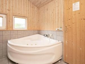 Koupelna v ubytování 8 person holiday home in S by