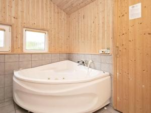 Koupelna v ubytování 8 person holiday home in Sæby-By Traum