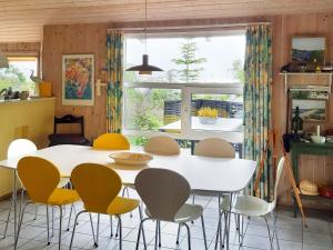 Posezení v ubytování 8 person holiday home in Sæby-By Traum