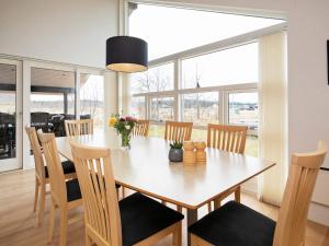 Brovstにある10 person holiday home in Brovstのダイニングルーム(木製テーブル、椅子付)