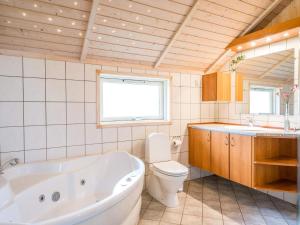 Koupelna v ubytování Holiday home Oksbøl XLVI