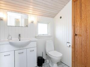 Et badeværelse på Three-Bedroom Holiday home in Thisted 8