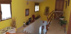 Habitación con escalera y pared amarilla. en Casa Antonio y Benina, en Sosas de Laciana 26 fotos más