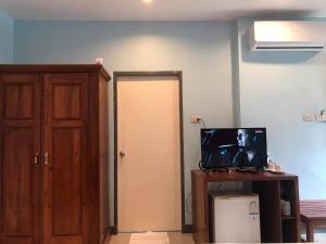 Cette chambre dispose d'une porte et d'une télévision sur une table. dans l'établissement PTK BEACH, à Chaweng