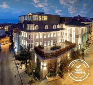 uma vista aérea de um hotel à noite em Amiral Palace Hotel Boutique Class em Istambul