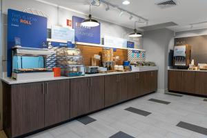 A kitchen or kitchenette at Holiday Inn Express Hotel & Suites Cordele North, an IHG Hotel