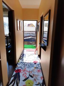 een hal met een tapijt op de vloer en een raam bij Apartament Wakacyjny in Rewal