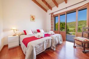 1 dormitorio con 1 cama con 2 toallas en Villa Can Prim, en Alcudia