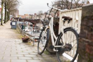 在Wellnessboat De Michiel de Ruyter内部或周边骑自行车