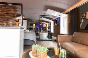 uma sala de estar com um sofá e uma mesa em Wellnessboat De Michiel de Ruyter em Groningen