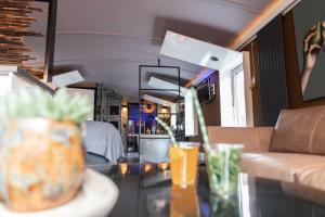 Wellnessboat De Michiel de Ruyter的休息区